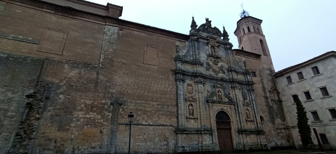 J9. A la sortie de Carrión-de-los-Condes, monastère de San Zoilo dans lequel a été aménagé un hôtel.