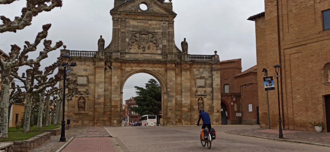 J9. Dans la ville de Sahagún, arc néoclassique, seul vestige du monastère de San Benito el Real.