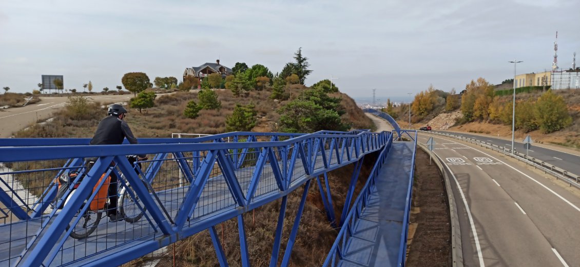 J10. Toujours dans le registre des aménagements : une passerelle pour franchir la route en toute sécurité.