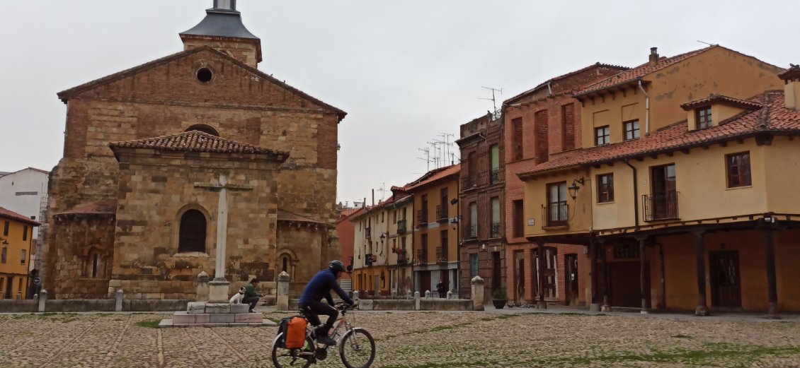 J11. Plaza del Grano à León. Elle n'a rien de touristique, mais elle m'a plu. Le petit chien en arrière plan a manifesté son amour pour Pégase en levant la patte sur sa roue arrière ...