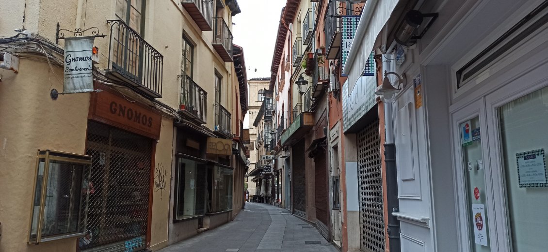 J11. Rue piétonne étroite à León, comme il y en a tant en Espagne. Avec environ 125 000 habitants la ville est déjà de taille importante. Je l'ai beaucoup appréciée, notamment pour ses monuments et l'ambiance qu'elle dégage.