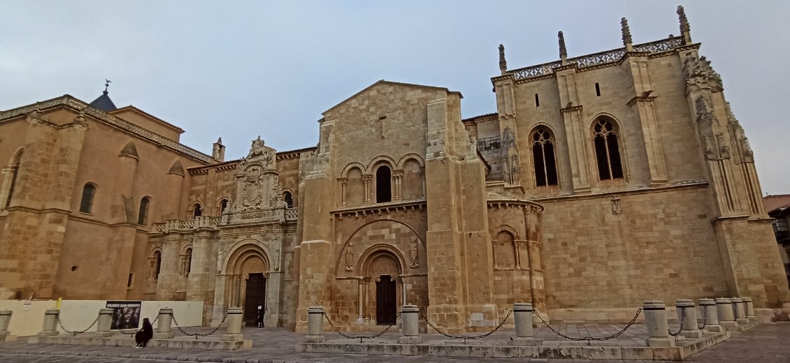 J11. La basilique royale San Isdoro, pièce unique d'art roman.