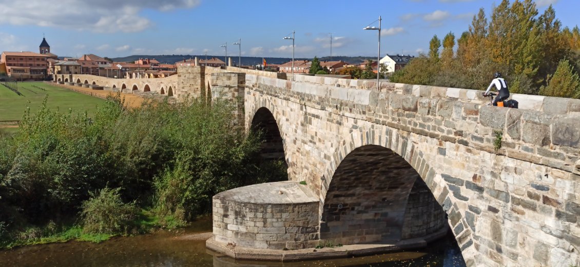 J11. Pont médiéval du Paso Honroso sur la rivière Orbigi.