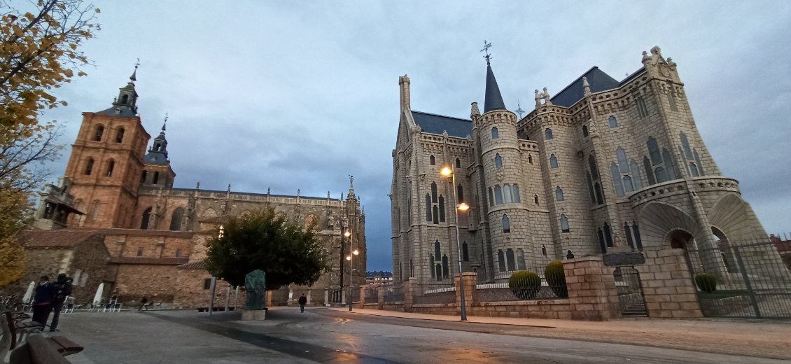 J12. Le palais épiscopal remanié par Antoni Gaudi. A côté la cathédrale dont la construction a duré 2 siècles du XVe au XVIIe siècle !
