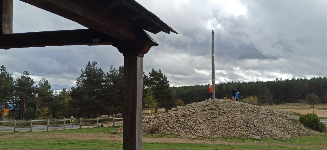 J12. Cruz de Ferro (croix de fer), point culminant du Camino Francés à 1503 m. Les pèlerins y déposent un caillou transporté depuis le lieu de depart. Il s'agit d'un symbole pour se débarrasser des choses superficielles qui leur pèsent.