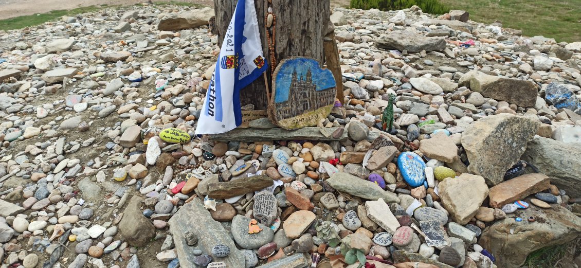 J12. Cailloux et messages posés au pied de la croix.