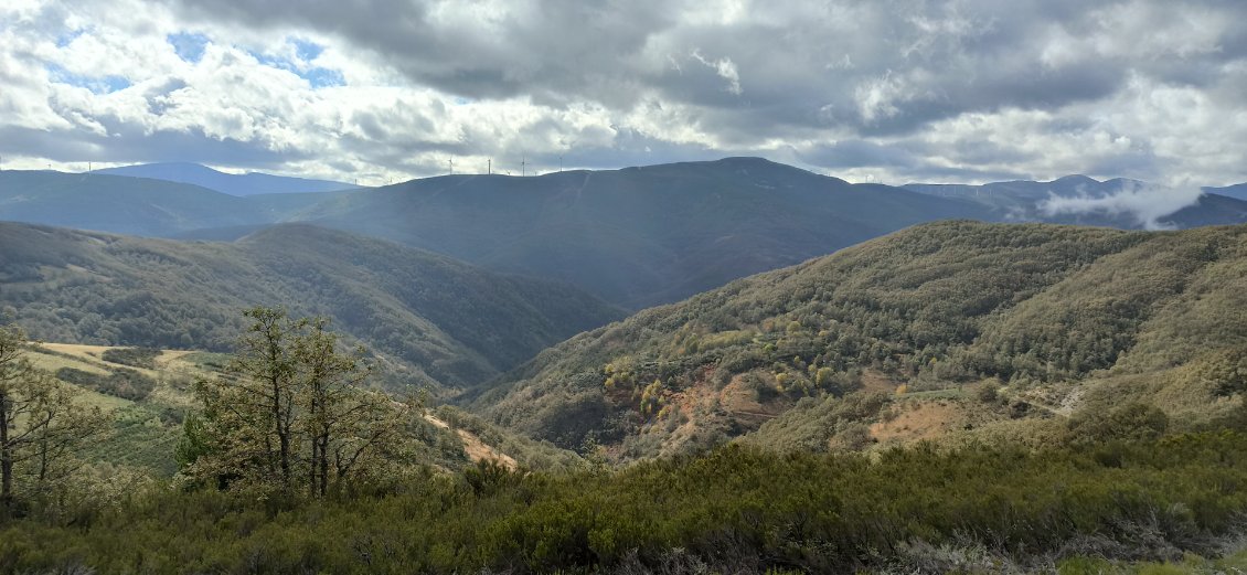 J12. Paysage en descendant. Quel plaisir de retrouver enfin du relief.