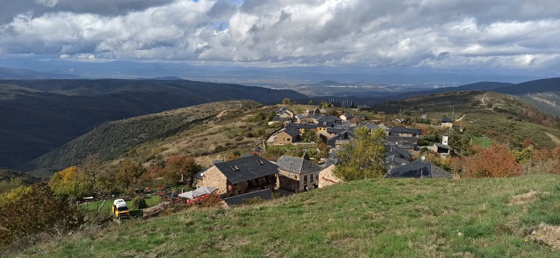 J12. Molinaseca et son pont roman à 7 voûtes au-dessus du rio Meruelo.