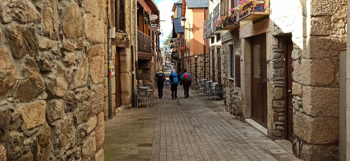 J12. La Calle Real qui traverse la ville médiévale de Molinaseca.