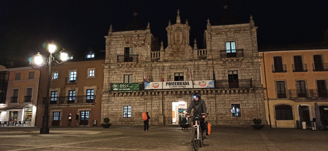 J13. La mairie de Ponferrada. J'ai visité la ville au petit matin avant l'aurore pour profiter de cette ambiance si particulière.