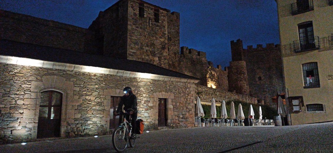 J13. Cet imposant château a été construit par les Templiers en se servant des remparts romains originaux (Ponferrada).