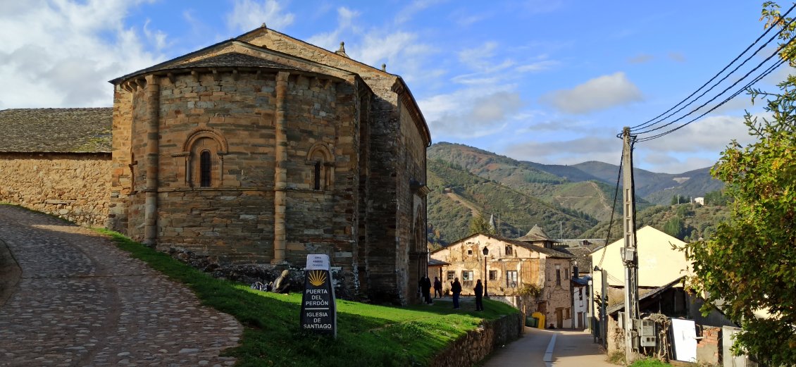 J13. Eglise romane Santiago à Villafrancia del Bierzo. Elle permettait aux pèlerins ne pouvant finir pour raison de santé de bénéficier de l'indulgence de l'église comme s'ils étaient parvenus au bout de leur pèlerinage.