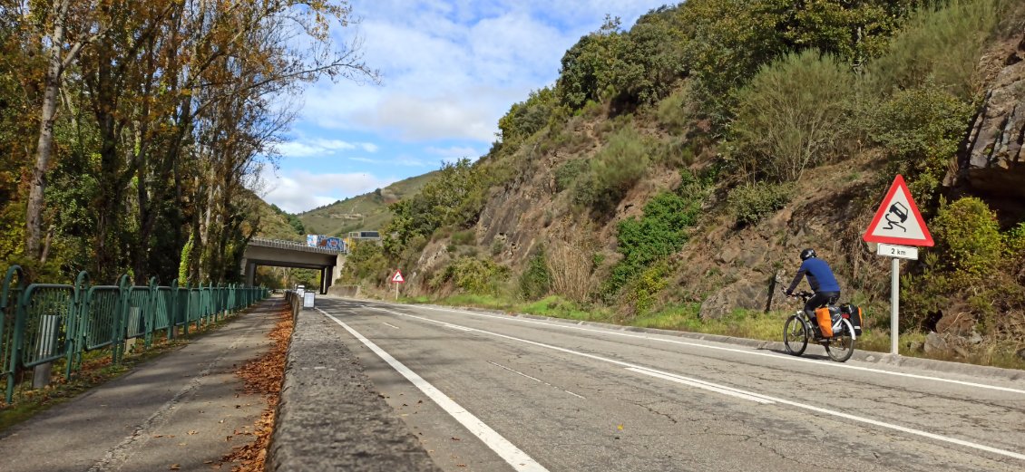 J13. J'ai pris la route car comme on le voit sur la photo le chemin des marcheurs la longe et il n'est pas caillouteux.