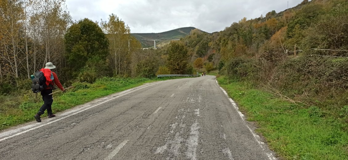 J13. Marcheur sur la bas-côté de la route.