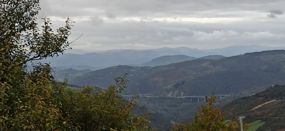 J13. Vue sur la vallée et au-delà.