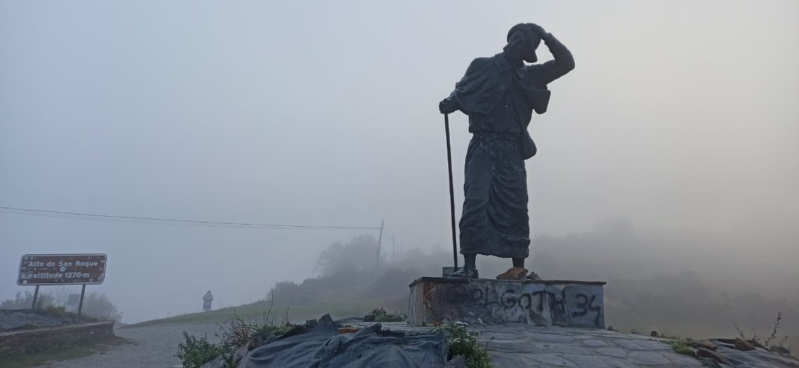 J14. Statue d'un pèlerin luttant contre la tempête.