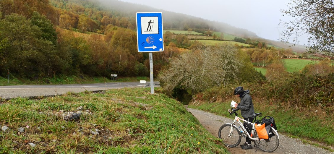 J14. À un carrefour plusieurs options : A. Je prends la grande route circulée. B. J'emprunte une petite route sinueuse de montagne. C. Je continue sur le chemin de Compostelle (cailloux). Je vous laisse deviner laquelle de ces options j'ai choisie.