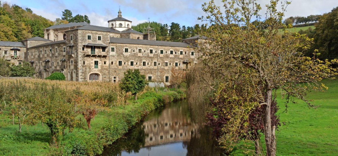 J14. Monastère bénédictin de Samos fondé au VIe siècles.