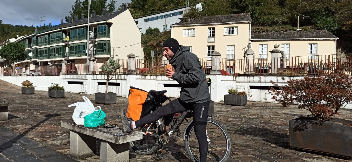 J14. Arrêt du midi pour que Pégase puisse récupérer de ses efforts de la matinée. J'en profite pour manger et faire systématiquement quelques étirements.