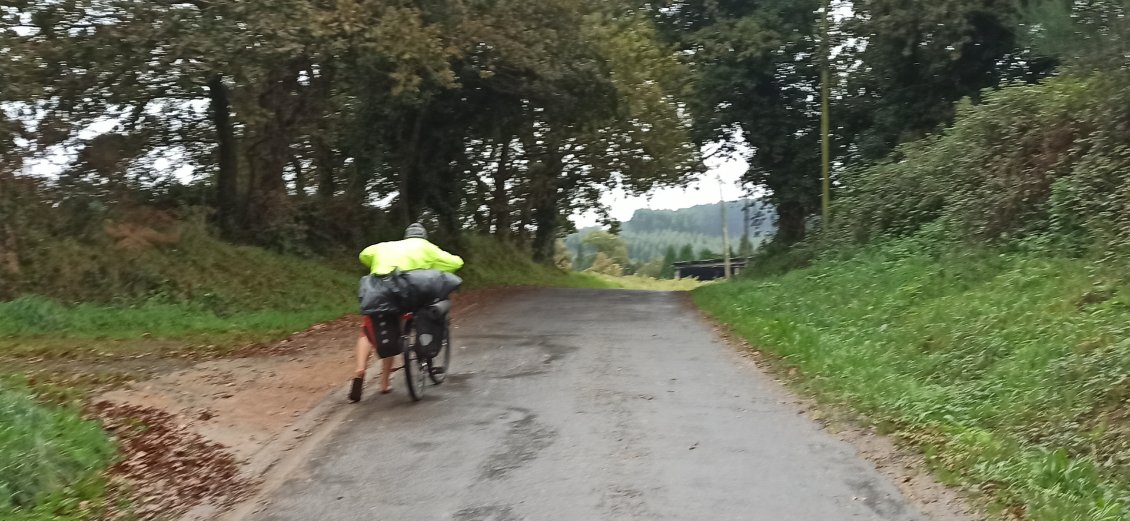 J16. Un cycliste. J'en ai très rarement vu, mais comme les marcheurs ils se sont intensifiés dans les derniers kilomètres. Sans jugement de valeur, car ce n'est pas une compétition et chacun voyage comme il l'entend, les 3/4 étaient en vélos électriques et quasiment tous voyageaient sur la route, et non sur le chemin (hors quelques sections "faciles"). Pour qui aurait envie de faire cette itinérance à vélo, il ou elle peut l'envisager sereinement et sans complexe en dosant l'effort avec la répartition route / chemin et en modulant l'assistance électrique en fonction de la peine ressentie.