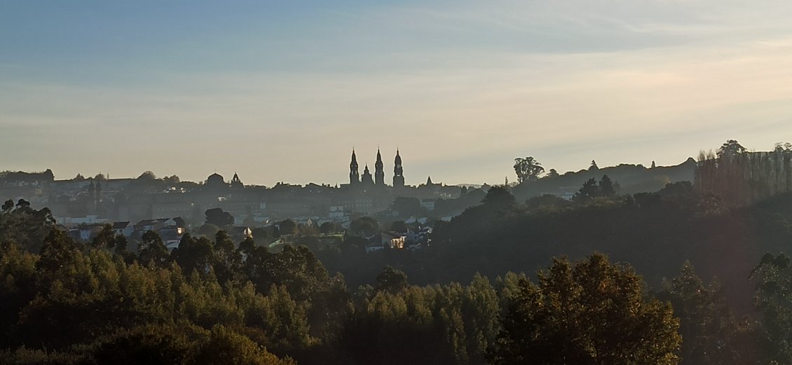 J18. Vue sur la cathédrale de Saint-Jacques-de-Compostelle qui se détache sur un ciel à contre-jour.