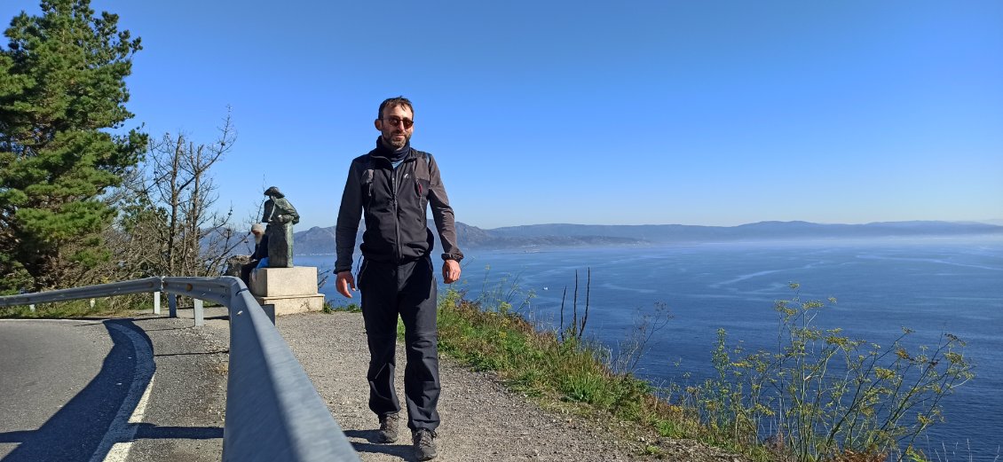 J19. Le bout du monde n'est pas à Fisterra, mais à la pointe du cap où je me rends à pied. Quelle drôle de sensation que de terminer ce voyage sans Pégase.