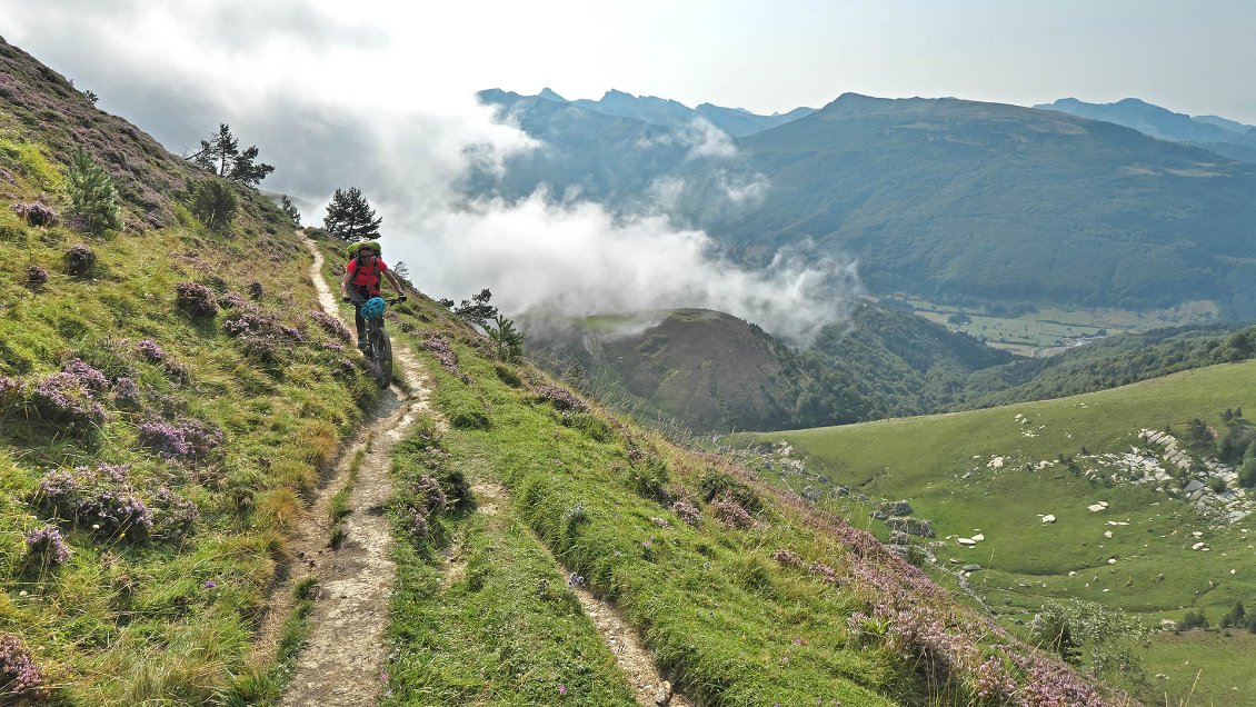 On alterne roulage, poussage et portage en fonction du profil du sentier.