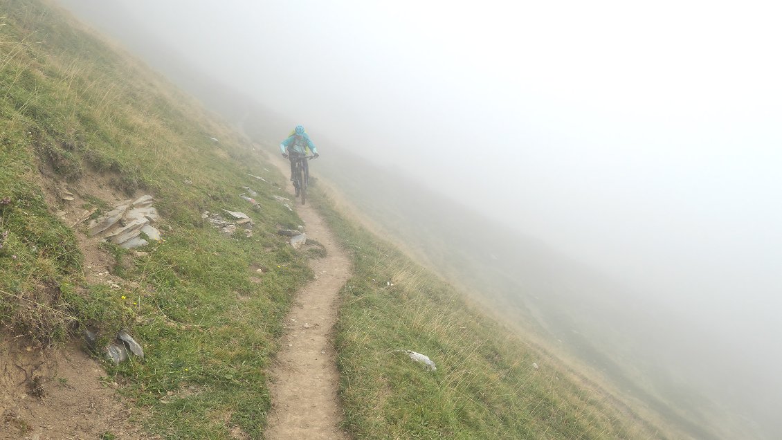 Après sa chute, Sylvie serre les dents mais roule autant que possible. On se caille (ici dans le secteur du Barazea).