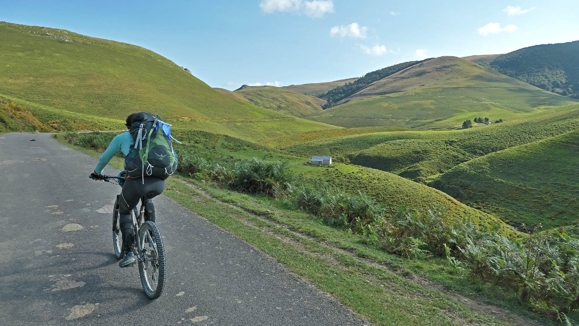 J46. Nous avons dormi au bord d'un tranquille petit torrent qui fait la frontière entre la France et l'Espagne, il fait un temps superbe et au lieu de monter directement vers le col d'Errozate, on opte pour un peu de cyclotourisme sur une petite route qui fait une boucle sur les croupes des collines versant français.