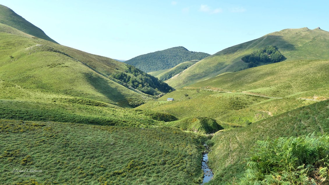 Impression d'avoir été téléportés quelque part en Ecosse !! Mais les toponymes nous ramènent immédiatement au Pays basque : Artxilondo.