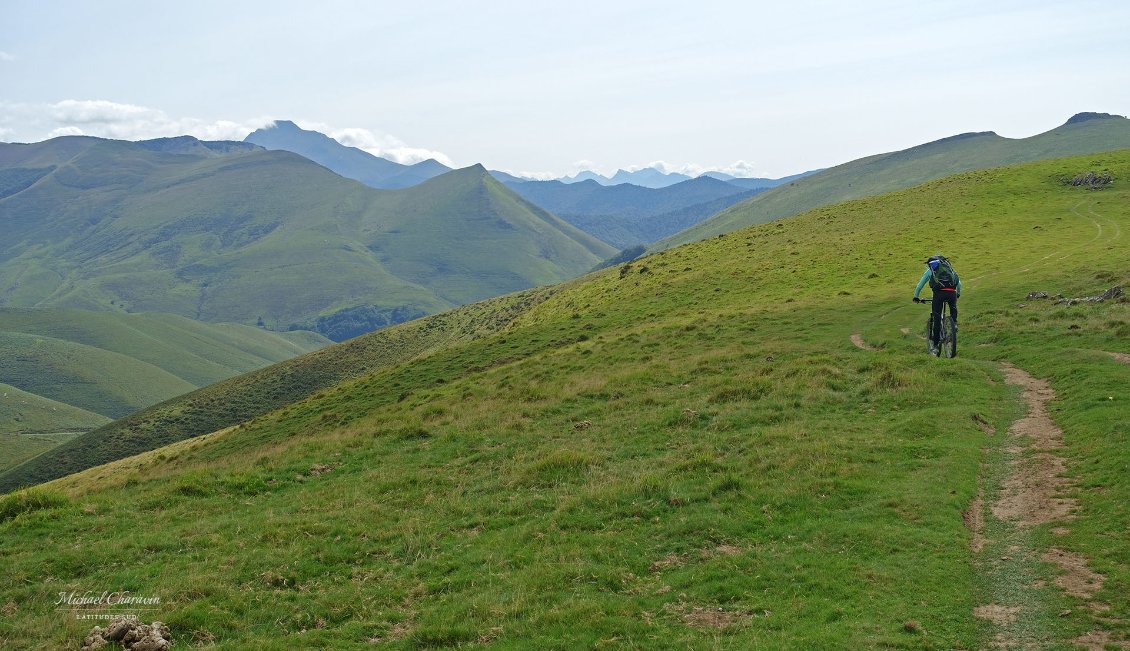 Sur le GR8, vers Minutegiko (Pays basque espagnol). Au dernier plan à gauche, le Pic d'Orhy et tout au fond le massif d'Ansabère.