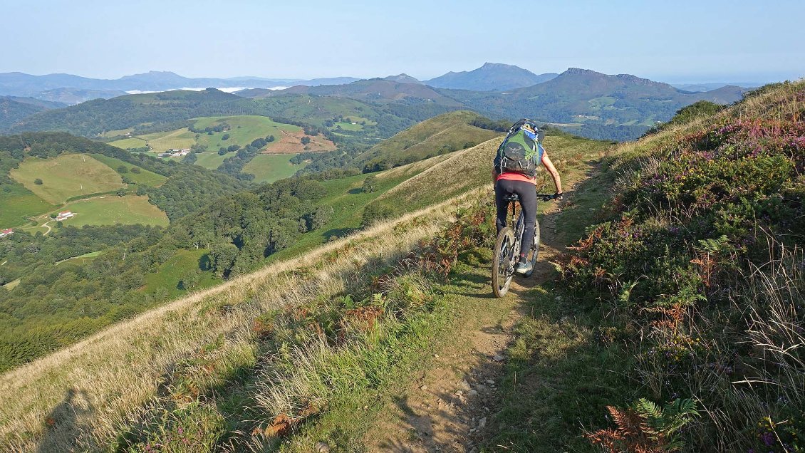 En descendant vers le col Eskisaroi. Au fond, le sommer de la Rhune et l'océan à droite.