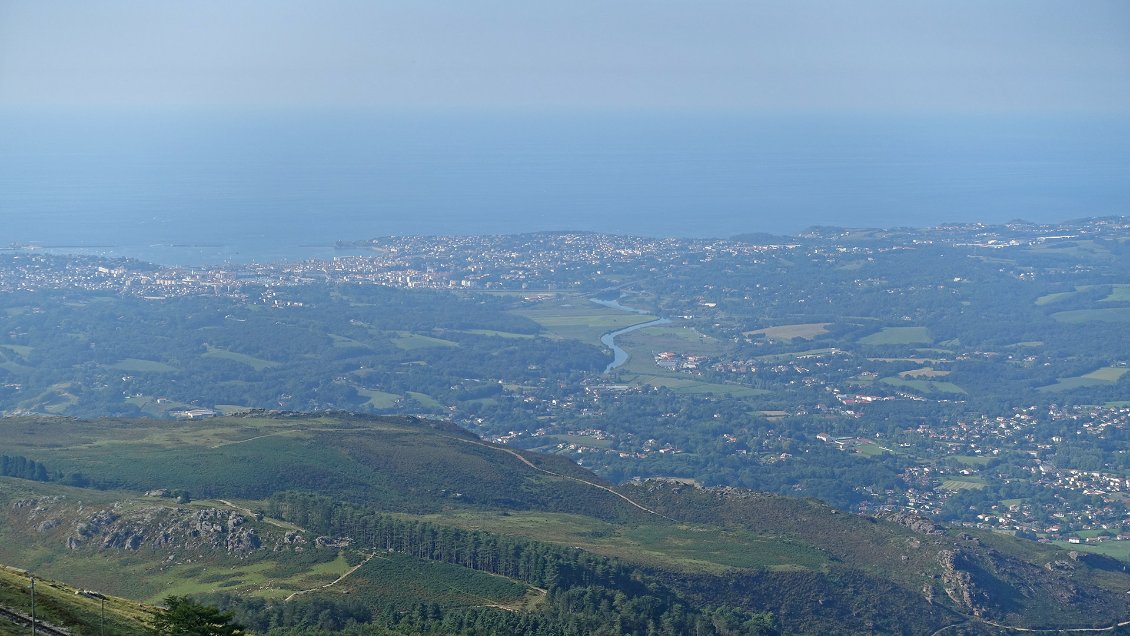 La baie de Saint-Jean-de-Luz et le fleuve la Nivelle vu depuis le sommet de la Rhune.