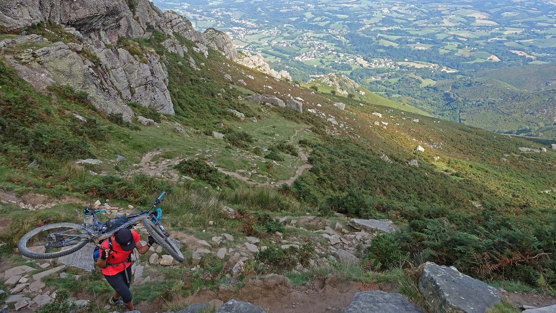 Ultime portage vers le sommet de la Rhune...