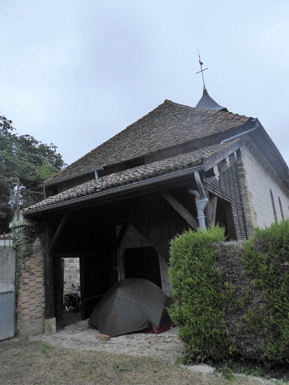 Jussecourt-Minecourt, bivouac providentiel sous le porche de l'église