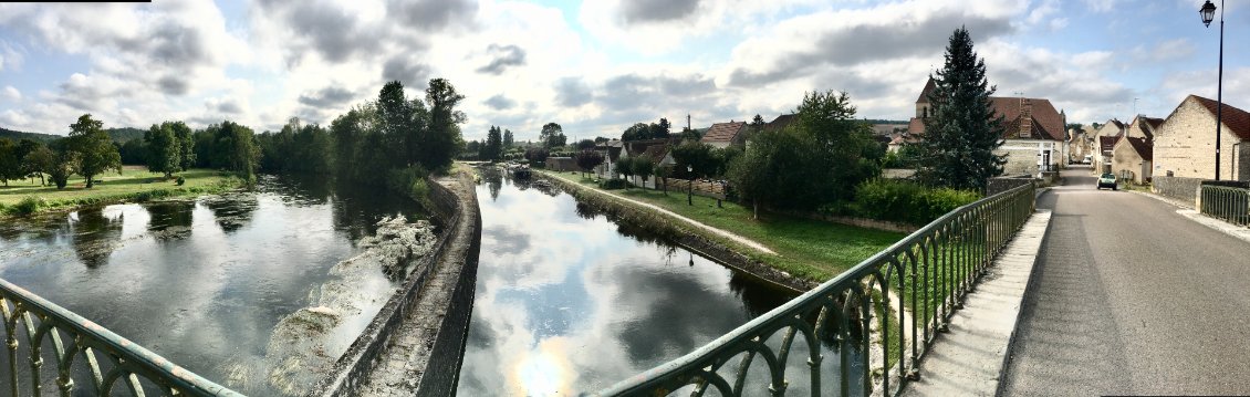 Accolay, où coulent côte à côte (mais sans se mélanger!) la Cure et le canal du Nivernais