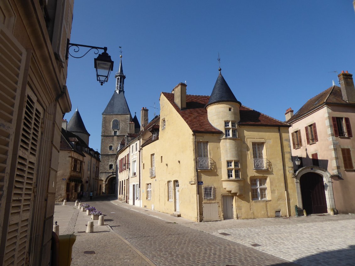 Avallon, jolie ville médiévale. La tour de l'horloge