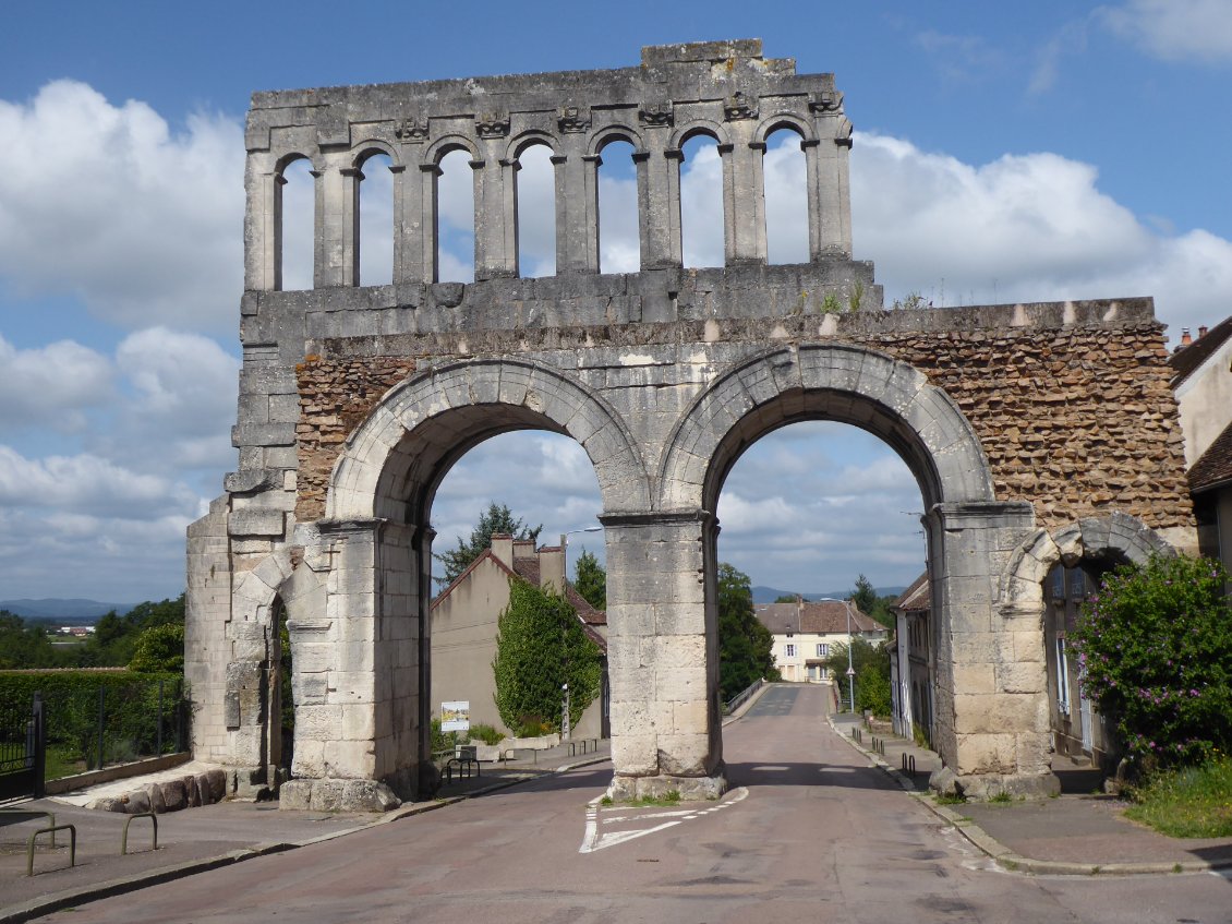 La Porte d'Arroux était l'une des quatre porte d'accès à la ville d'Autun.