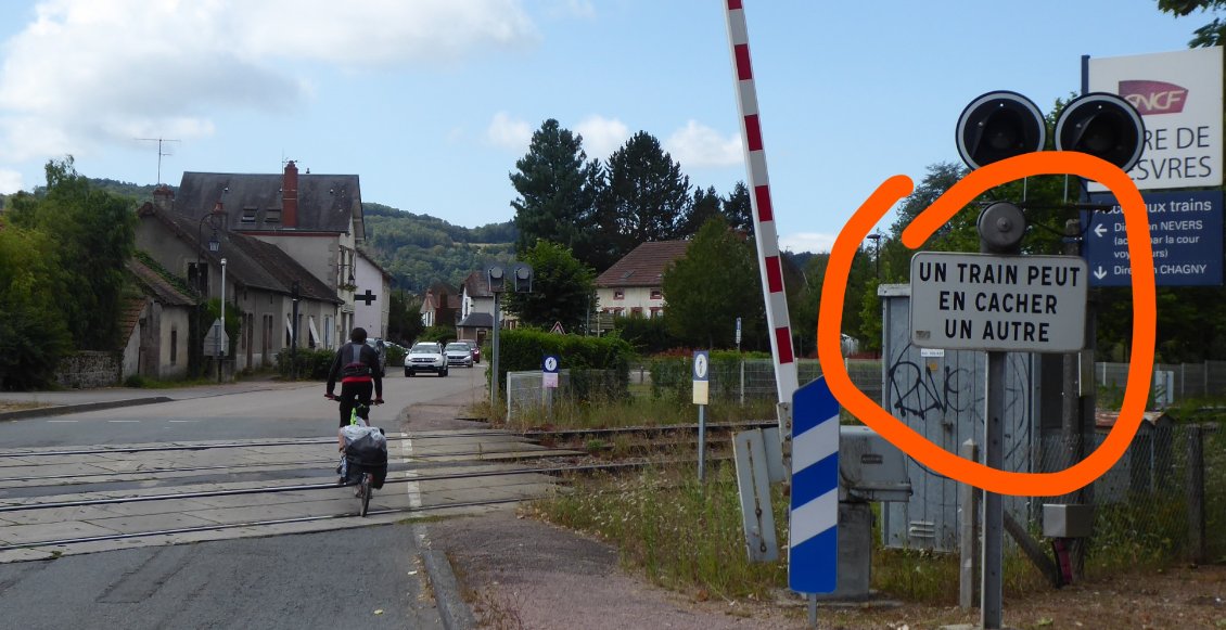 ATTENTION!
Un train peut en cacher un autre....