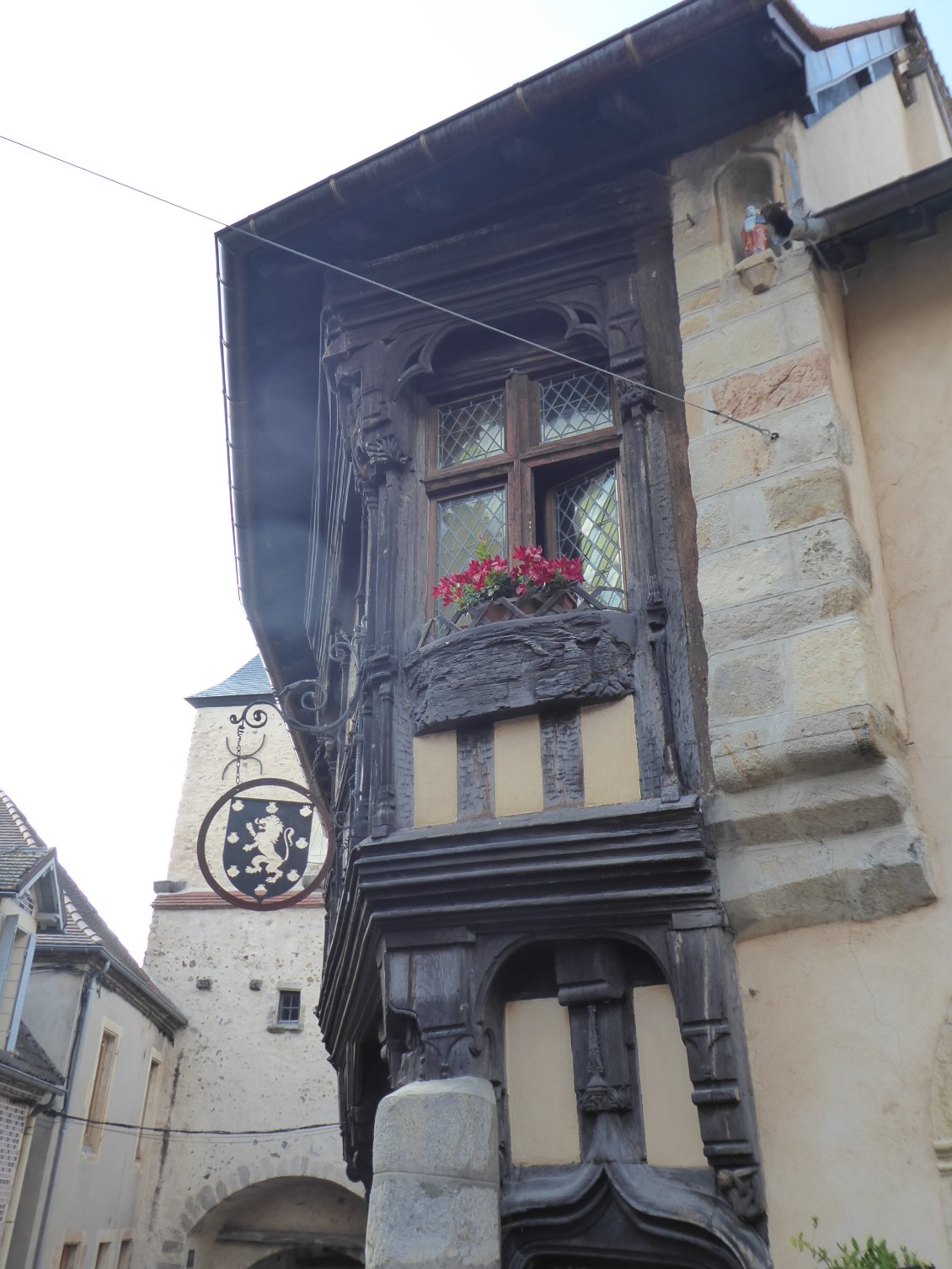 Bourbon-Lancy : le befroi et son Beurdin, un automate qui tire la langue toutes les demi-heures