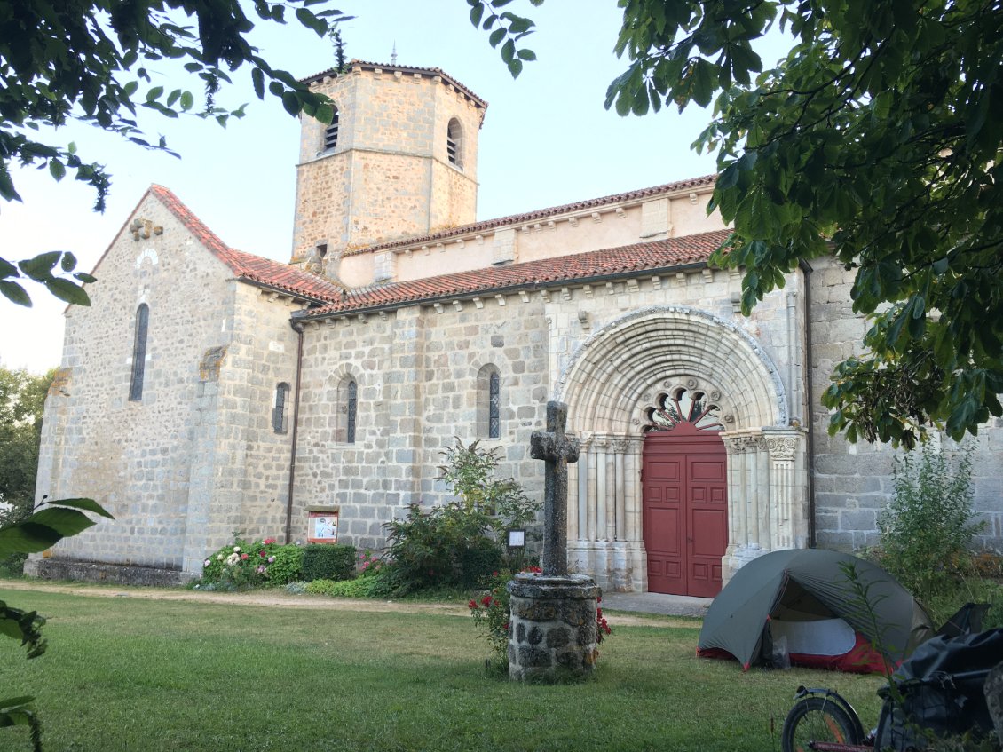 Bivouac sous l'église de Saint Hilaire la Croix