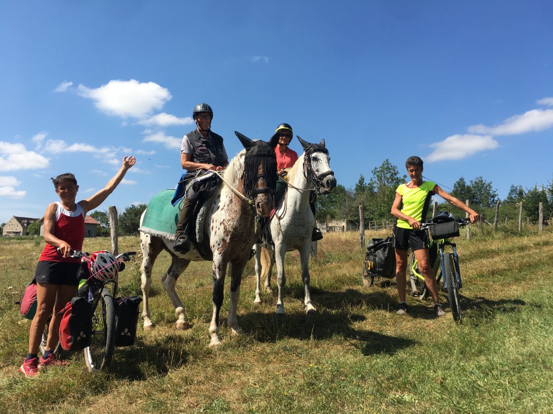 Rencontre avec deux cavalières, en itinérance elles aussi. Entre gens du voyage, forcément, on a papoté, et échangé nos impressions quant à nos montures respectives! Elles s’arrêtent dans les campings le soir (pour ceux qui les acceptent tous les ...4!), c’est sûr qu’elles doivent mettre un peu d’animation!!!!