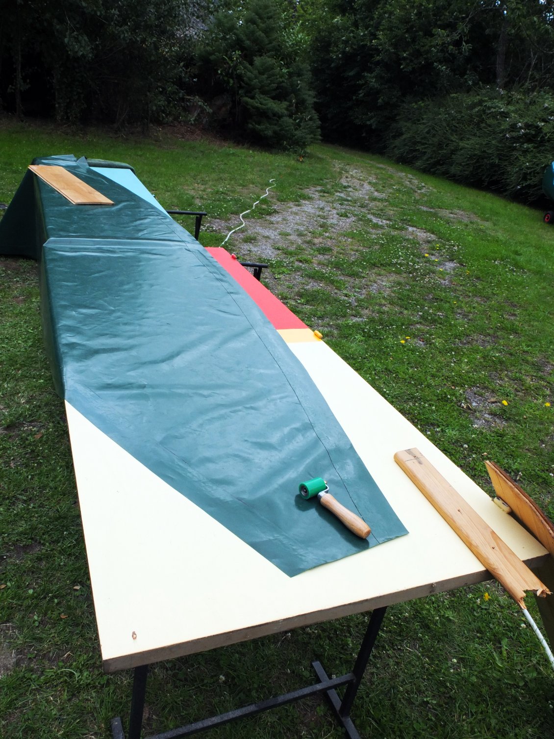 Il faut réaliser la bâche pour le canoé, elle sera immense et lourde : 5 m de long avec du pvc de 650 gr / M2.