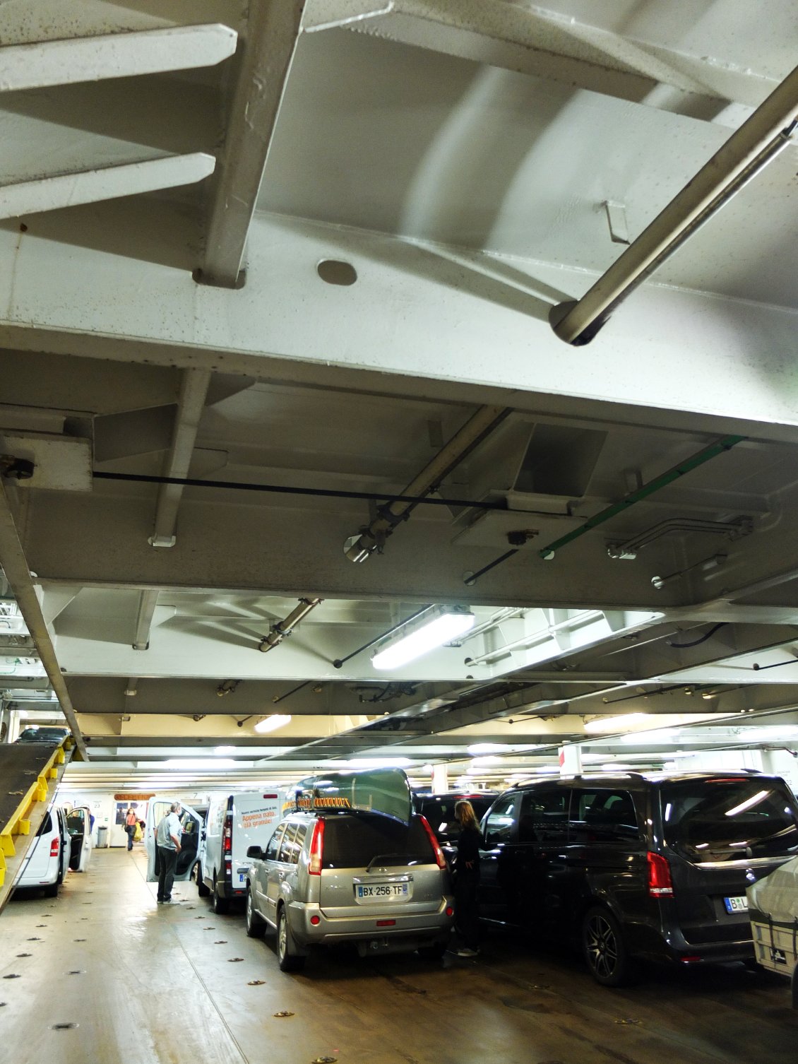 J'ai du bricoler une galerie pour la voiture parce que celle d'origine nous faisait dépasser les 2m10, et donc de catégorie de véhicule, et ne pas payer 120 euros supplémentaires par trajet c'est préférable, surtout que des employés mesurent avec des piges quand le doute s'installe, et c'est à chaque fois le cas ! le canoé plafonne à 2,08 M !