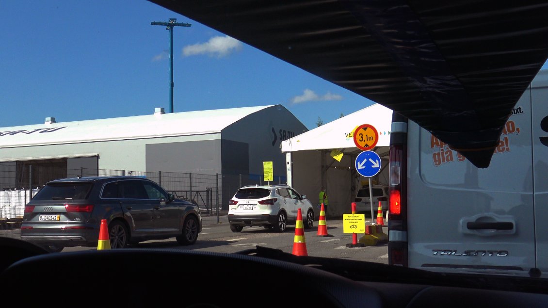C'est de devoir attendre dans le ferry à l'arrivée qui nous a indiqué qu'il se passait un truc pas normal, tous les véhicules passent sous des tentes qui ne servent à rien d'autre, que faire de l'ombre !