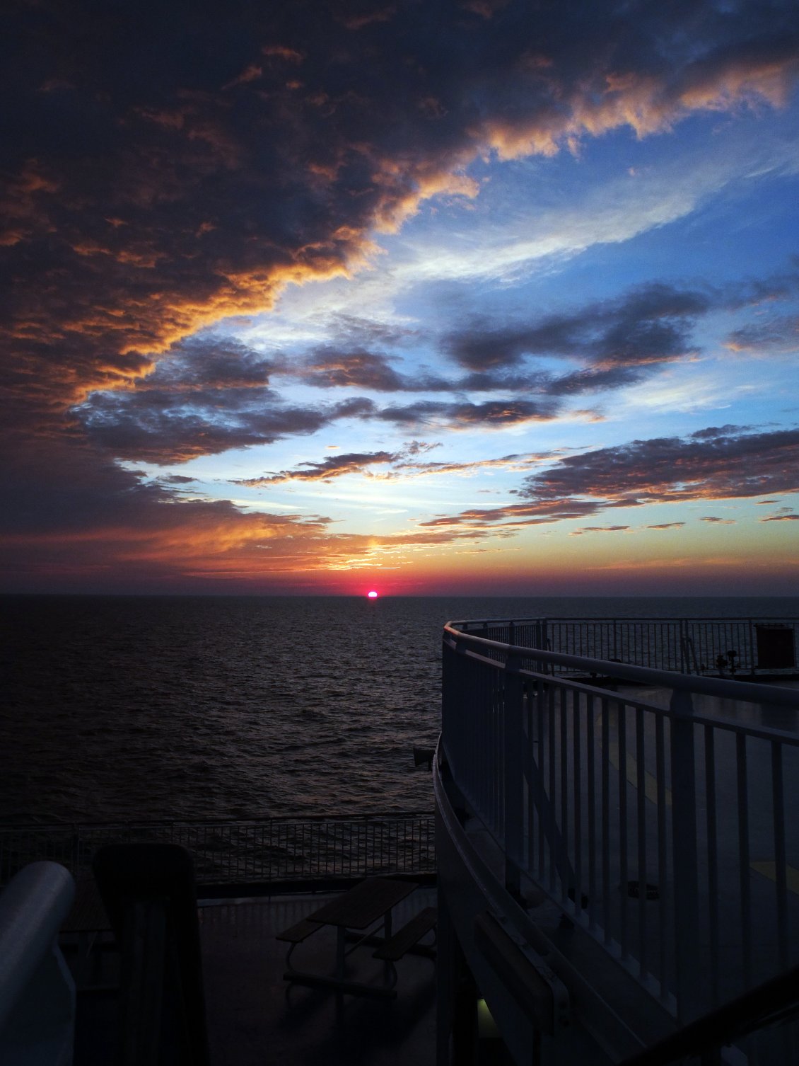 Ca, c'est la photo de, mon couché de soleil, gna gna gna !
L'autodérision c'est le meilleur chemin pour ne pas perdre de temps à critiquer les autres !