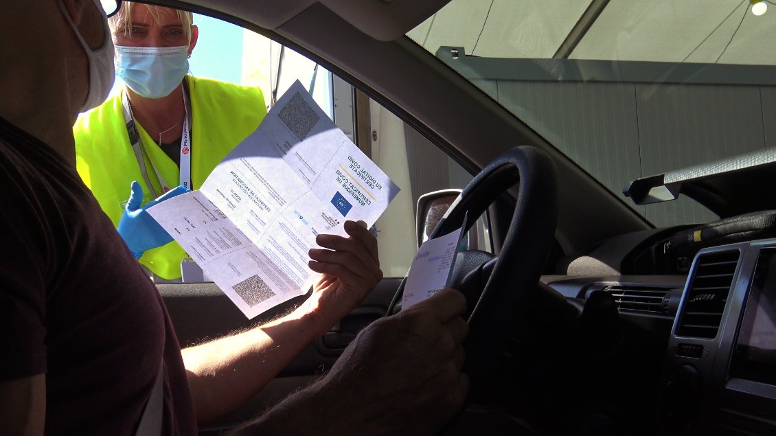 La contrôleuse me demande seulement si je suis vacciné, sinon dans le cas contraire il me suffit de signer une attestation sur l'honneur pour entrer en Finlande !
Rien n'est vérifié, ni les papiers, ni le QR code, on aurait pu venir quoiqu'il arrive, Israfil nous a bien fait comprendre que l'économie Finlandaise à besoin que les touristes viennent en Finlande, un peu comme partout ailleurs.