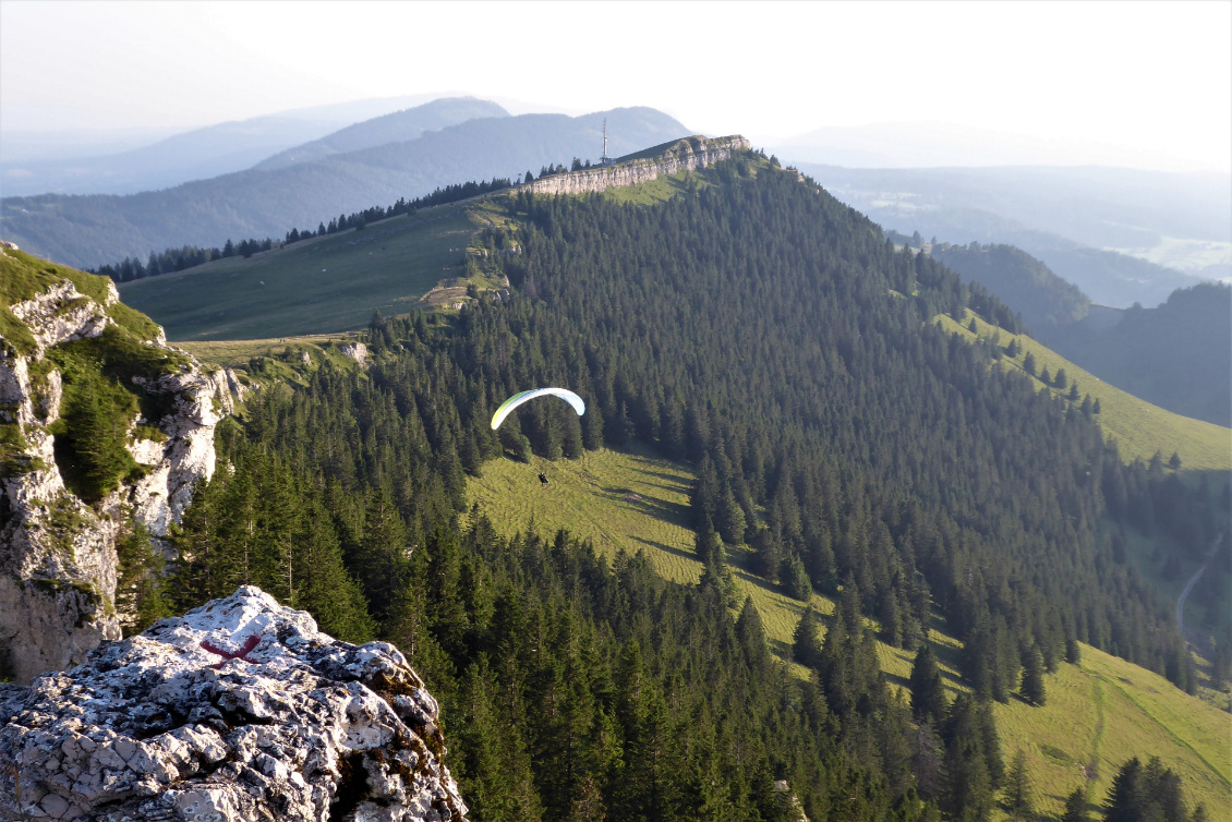 Soaring contre les falaises du Chasseron (CH).