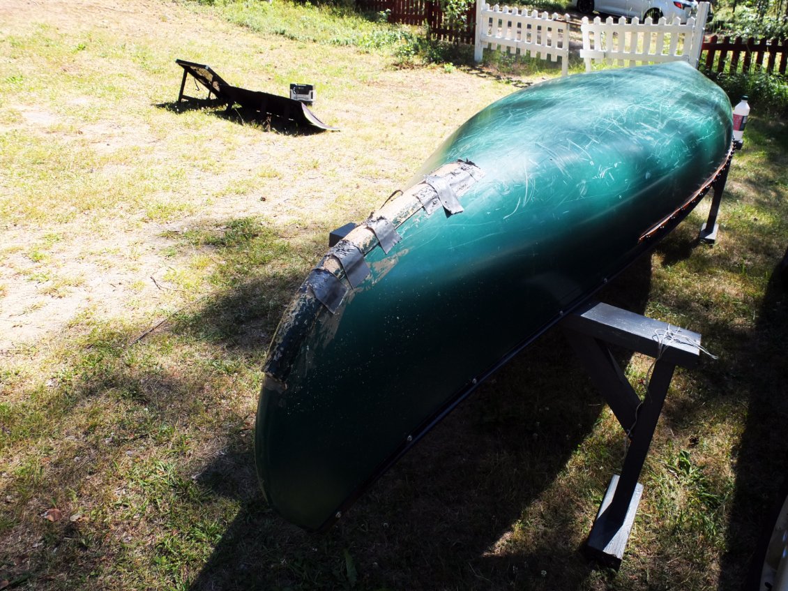 Le canoé d'Amelie était resté stocké au camping et il faut changer les renforts en kevlar, j'ai amené tout ce qu'il faut pour le faire ici, c'est pour moi jubilatoire.