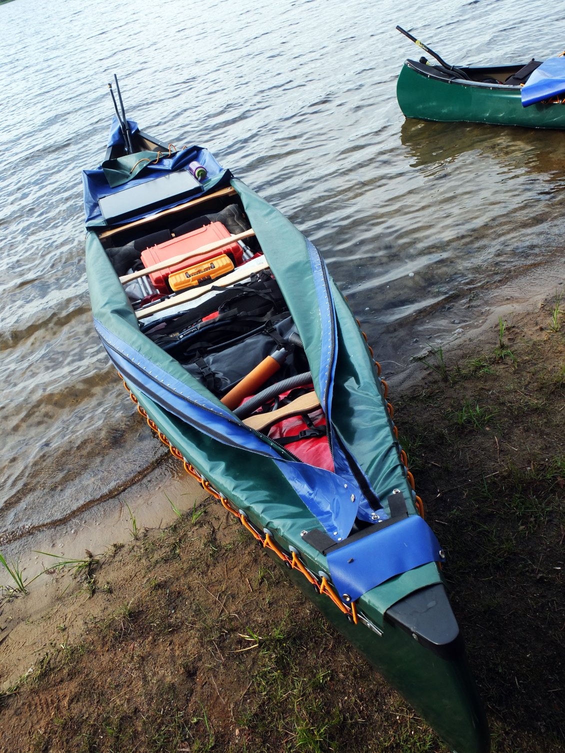 Déjà que j'ai du mal à soulever certains sacs individuellement, alors l'ensemble devient même difficile à mettre à l'eau... faire un portage m'apparait herculéen... Je n'ai jamais testé ce canoé sur le lac si proche de chez nous... j'avais l'idée idéaliste de vouloir faire prendre l'eau à ce canoé uniquement en Finlande.